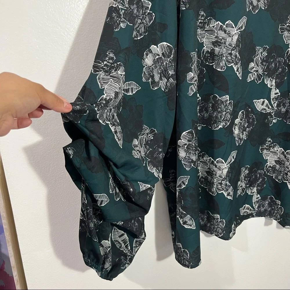 Eloquii Floral Blouse With Ruched Sleeves Green/Black/White Size 28 - Picture 3 of 10